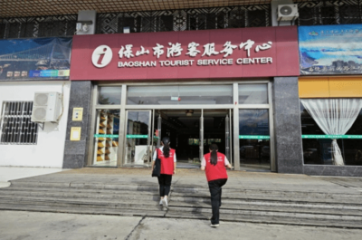 中秋国庆双节至，隆阳文旅青年志愿者倾情服务暖人心